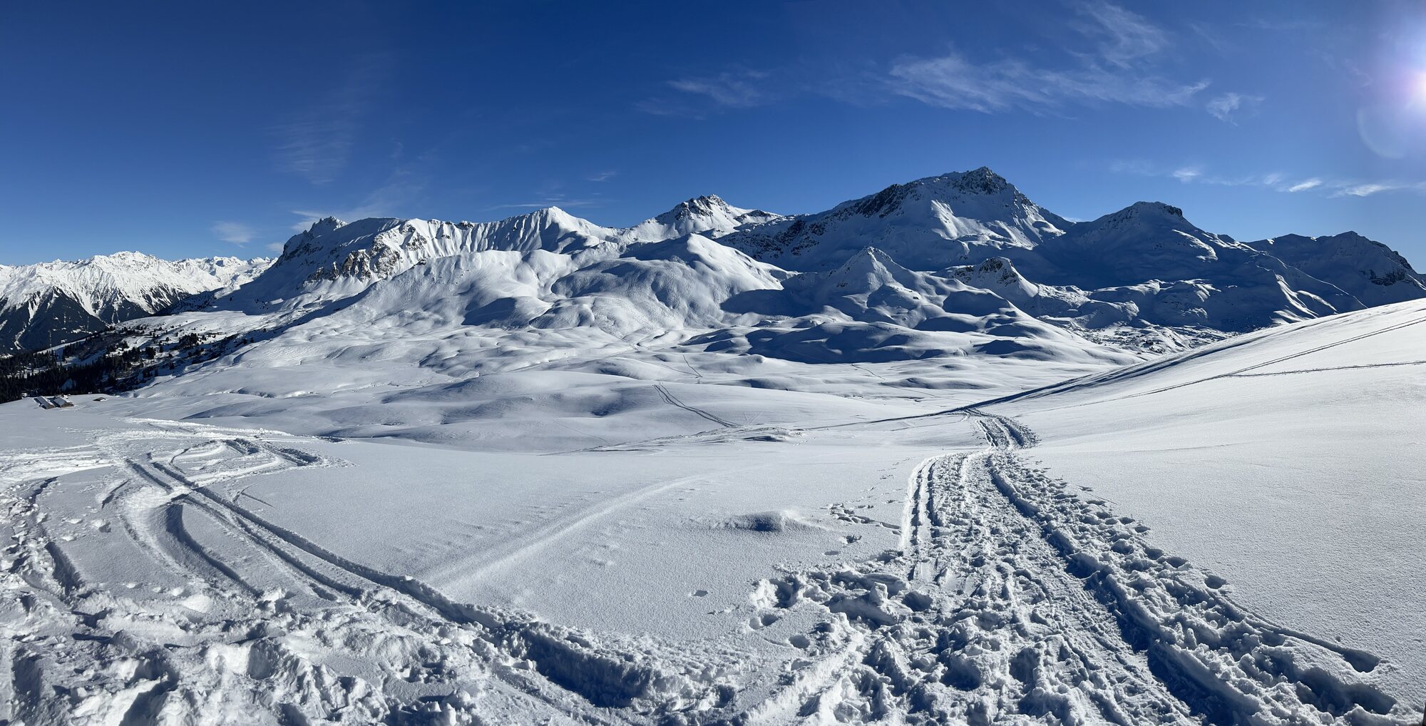 Pistas de neve fresca e montanhas nos Alpes suíços